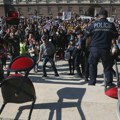 Edi Rama izneo stolice i ponudio dijalog demonstrantima, oni ih polomili (VIDEO)
