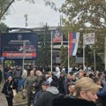 Pristalice SNS okupljaju se ispred Hale sportova na Novom Beogradu uoči zakazanog mitinga FOTO