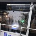 Grupa dece ubacila jogurt kroz prozor autobusa i polila putnike: Šok scena na liniji 59 (foto)