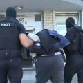 Policija upala u stan u Pančevu Kada su videli šta drži odmah su ga odveli u zatvor