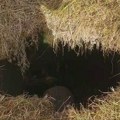 Misteriozna crna rupa se pojavila u njivi kod Kosjerića! Puna je vode, a meštani su šokirani ovom pojavom (video)