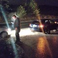 Rupa na kolovozu pocepala gume na šest automobila