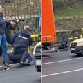 Vozilom ga isekli, izašli, izvadili palice, pa nasrnuli na njega! Tuča u Beogradu - makljali ga na ulici (video)