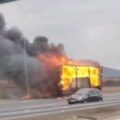 Kulja gust dim na auto-putu kod niša Zapalila se prikolica, saobraćaj u zastoju (video)