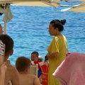 (Video): Naša pevačica napravila haos na plaži u Budvi jer ležaljke koštaju 15 evra: Gurala se sa narodom da zauzme mesto…