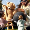 Voditeljka pinka otkrila kog je pola njeno drugo dete! Mali Aleksa probušio balon, usledilo slavlje u dvorištu (foto)