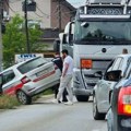 Auto sleteo u kanal nakon sudara sa cisternom u Trbušanima