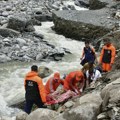 Stravične poplave odnele tri života Voda nosi sve pred sobom, više od 20 ljudi nestalo!