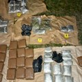 Našli im skoro 60 kilograma droge: Kokain, marihuana, heroin i dva pištolja: Evo šta su uhapšeni muškarci rekli pred tužiocem…