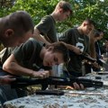 Rusi obučavaju decu u okupiranoj Ukrajini: Uveli vojne vežbe, daju im da iz ruke u ruku prenose minu