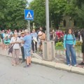 Konstitutivna sednica SO Zaječar: Građani ispred zgrade, blokirana ulica, prisutna i policija i privatno obezbeđenje