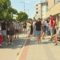 Tri otkaza u novosadskoj Hitnoj zbog odbijanja dežurstva u SNS prostorijama: Protest prodrške ispred Urgentnog