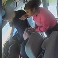(Video) Đaci spasili život vozačici autobusa Vozilo počelo da krivuda, dečak (12) zgrabio volan, a onda je tim tinejdžera…