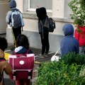 Šok u kruševačkoj osnovnoj školi! Čuli da neko kuca na vrata, ali kad su prišli... Morali su da upale kameru!