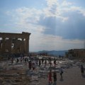 Muškarac nožem povredio dvoje turista kod Akropolja