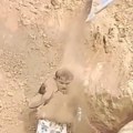 Zagrljeni čekali da ih bager zatrpa zemljom - U IME LJUBAVI: Jeziv prizor para iz Indije šokirao svet (video)