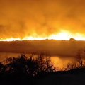 Dramatični snimci požara na Dugom otoku! Vatrena stihija gutala sve pred sobom, 100 vatrogasaca nadljudskim naporima spasilo…