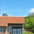 Domaćinstvo pod Radanom čeka novog vlasnika: Prodaje se imanje u Maloj Crkvici sa 4 hektara zemlje i kompletnom infrastrukturom…