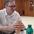 Doručak za 585 dinara: Vučić sa ministrima podelio pola kile parizera, majonez, dva jogurta i hleb