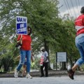 Radnici američke autoindustrije nastavljaju štrajk dok kompanije ne ponude više