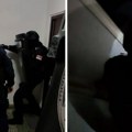 Interventna uletela i oborila ga na pod: Snimak hapšenja mladića koji je na prevaru pokušao da dođe do stana