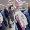 Žestoka tuča u prodavnici u tržnom centru! Potukle se dve žene, jednu jedva obuzdali: "Zabranjen im je ulaz, ali..."…