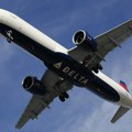 Tobogan za izlaz u nuždi se odvojio od aviona „Delta erlajnsa” pa je letelica hitno vraćena u Njujork