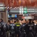 "Sauna" u metrou: Policijski kordon ne zaustavlja pesmu srpskih navijača VIDEO