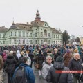 Učenici i profesori Zrenjanina zajedno na protestu ispred Gradske kuće i Školske uprave [FOTO+VIDEO] Protest u Zrenjaninu