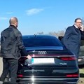 Pukla guma na automobilu u kojem je bio Vučić: Pogledajte snimak incidenta zbog kojeg se najavljuje istraga (VIDEO)