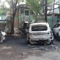 (Foto) drama na Miljakovcu: Zapalio se automobil usred noći, buktinja se proširila na druga vozila i drvo: Reagovali vatrogasci…