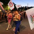 Zborovi građana posetili Vučićevu rezidenciju: Traže raspisivanje izbora, uzvikivali „istraga pa robija“