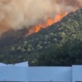 (Video) Bukti požar iznad Čanja u Crnoj Gori: Sumnja se da se vatra proširila od zapaljenog auta, preti da se proširi