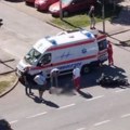Мотоциклиста лежи на путу: Саобраћајна несрећа у Новом Саду, мотор тотално уништен