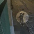 (Video) Sve se vidi na snimku! Pogledajte kako jedan od uhapšenih Srba u Parizu baca svinjsku glavu ispred džamije kamere sve…