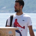 (Video) Novak Đoković sa grčkom zvezdom: Teniser zaplesao sirtaki, pa nastalo ludilo: Svi na nogama, pevač poručio -"legendo"…