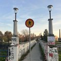 Postavljen znak za zabranu prolaza preko pešačkog mosta