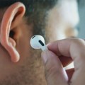 Da li znate kako se ispravno nose Apple AirPods slušalice, pošto ih većina nosi pogrešno