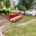 Kauč na travi, polomljena ograda i smeće: Slika parka u centru Leskovca