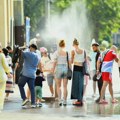 Godinama nisu hteli klima uređaje jer su ružni i bučni - sad se tuku za njih, a ponižavajuć video obilazi svet