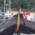 Dečak blizu obale ugledao pravu neman u vodi: Svi skočili na noge i pojurili ka njemu, a onda im je trebalo dva sata da…
