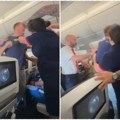 Drama u avionu! Putnik nasrnuo na stjuardesu i putnike, savladali ga pred poletanje (video)