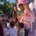 Luna i Marko priredili bajkovitu proslavu rođendana ćerkici: Malu Lanu drže u naručju dok ona duva svećice