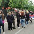 Radnici i danas ispred bodljikave žice: Srbi na severu KiM i danas se okupljaju ispred zgrada opštine