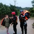Evakuacija zbog poplava u Kruševcu, Čačku i Jagodini – spasena i deca (FOTO)