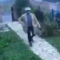 Šok na Miljakovcu, kamere snimile Pokušaj obijanja kuće: Čovek ulazi u cik zore kao da je njegovo, ljudi van sebe gledaju…