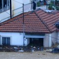 Pas našao spas na krovu kuće: Pred bujicama u Grčkoj beže ljudi, ali i životinje