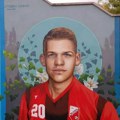 Tragično stradali mladi fudbaler dobio mural: Marija Komarac oslikala njegov lik na ulazu u Donje Vidovo (foto)