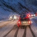 Obustave saobraćaja na nekim putnim pravcima: Ovde vozače čekaju zimski uslovi za vožnju