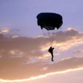 Skočila sa 4.000 metara visine, a padobran se nije otvorio: Čudom ostala živa, stručnjaci veruju da su je spasili otrovni…